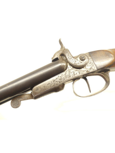 FUSIL DE CHASSE JUXTAPOSE A BROCHE DE DAME OU D’ENFANT.