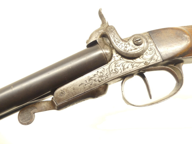 FUSIL DE CHASSE JUXTAPOSE A BROCHE DE DAME OU D’ENFANT. FUSIL DE CHASSE JUXTAPOSE A BROCHE DE DAME OU D’ENFANT.
