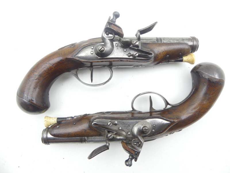 PAIRE DE PISTOLETS DEMI-ARCON D'OFFICIER DE VOLONTAIRES REVOLUTION.