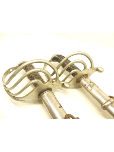 PAIRE DE SABRES D’OFFICIER D’INFANTERIE MODELE 1882.