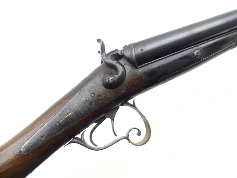 FUSIL DE CHASSE JUXTAPOSE A CHIENS MARTINIER.