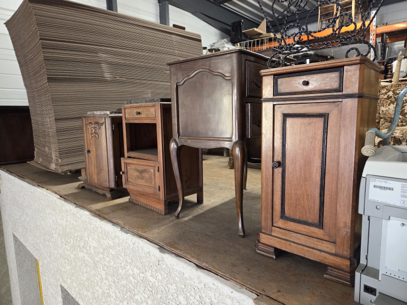 QUATTRE PETITS MEUBLES DE RANGEMENT ET D'APPOINT