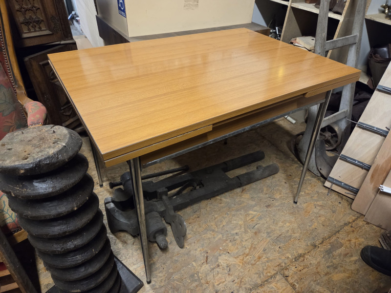 TABLE A MANGER STYLE SCANDINAVE