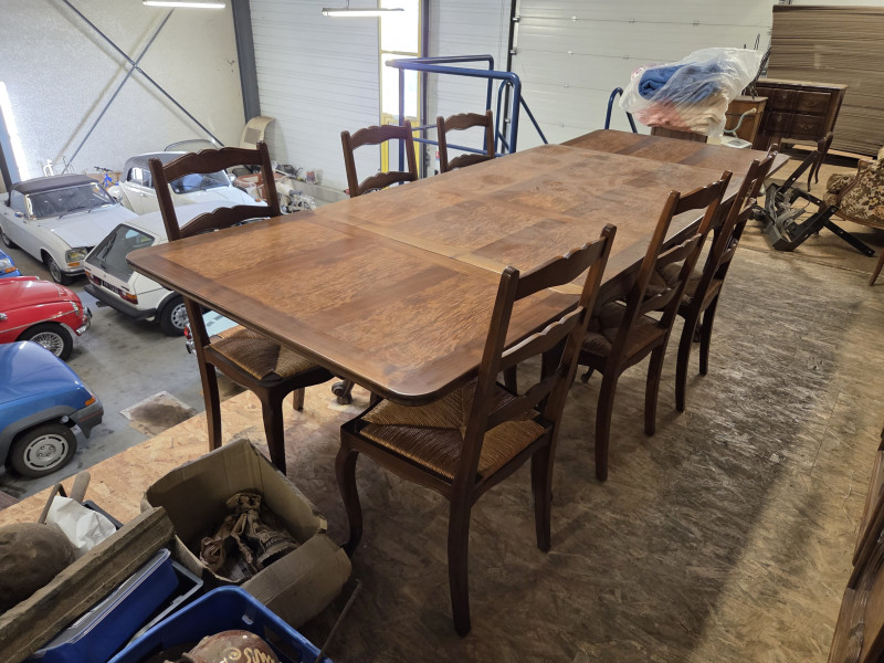 TABLE A RALLONGES ET CHAISES DE SALLE A MANGER