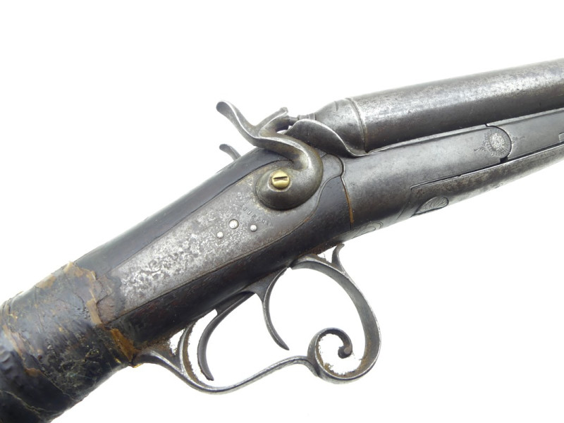 FUSIL DE CHASSE JUXTAPOSE A CHIENS.