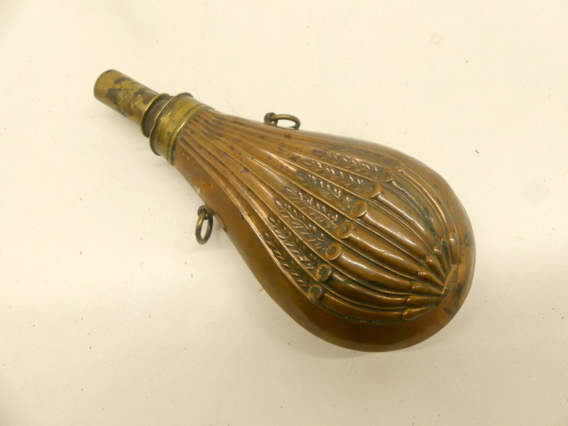 POIRE A POUDRE EN CUIVRE MILIEU XIXe. POIRE A POUDRE EN CUIVRE MILIEU XIXe.