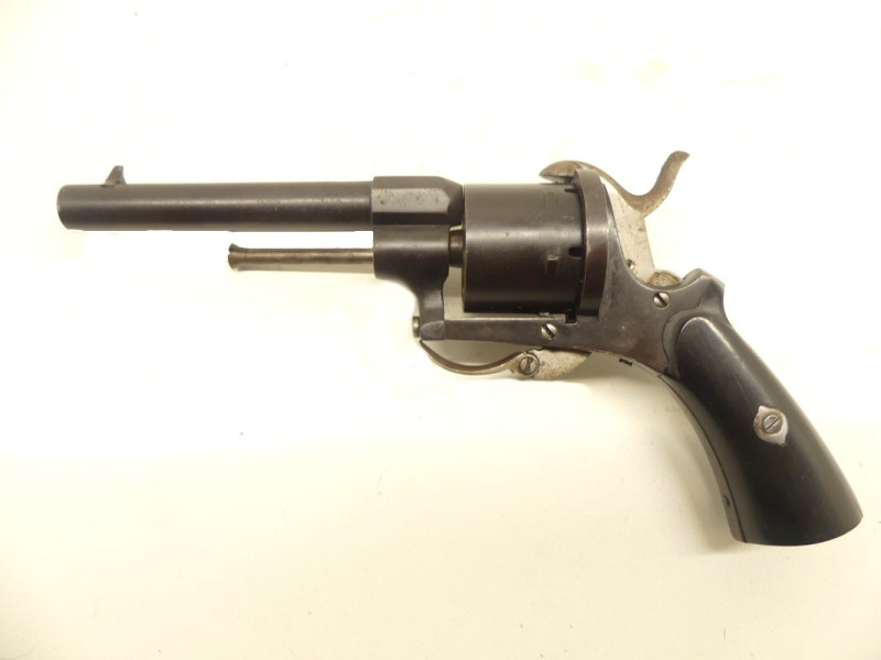 REVOLVER TYPE LEFAUCHEUX 9mm A BROCHE. REVOLVER TYPE LEFAUCHEUX 9mm A BROCHE.