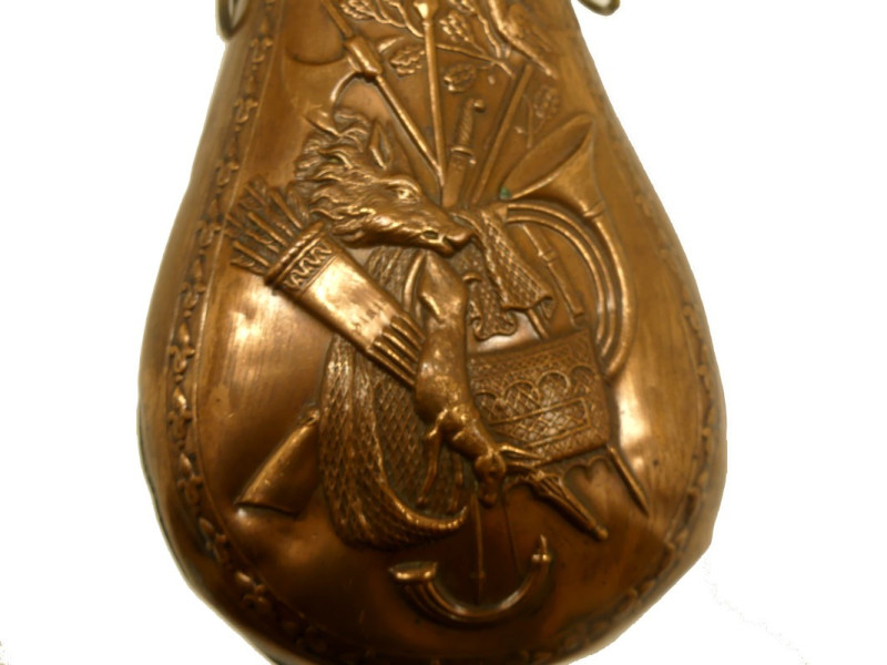 Poire à poudre pour fusil en cuivre. Contenance: 6 onces. Système de