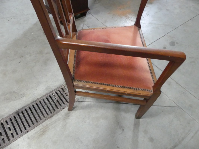 FAUTEUIL BOIS ET VELOUR ROUGE AVEC ACCOUDOIRS