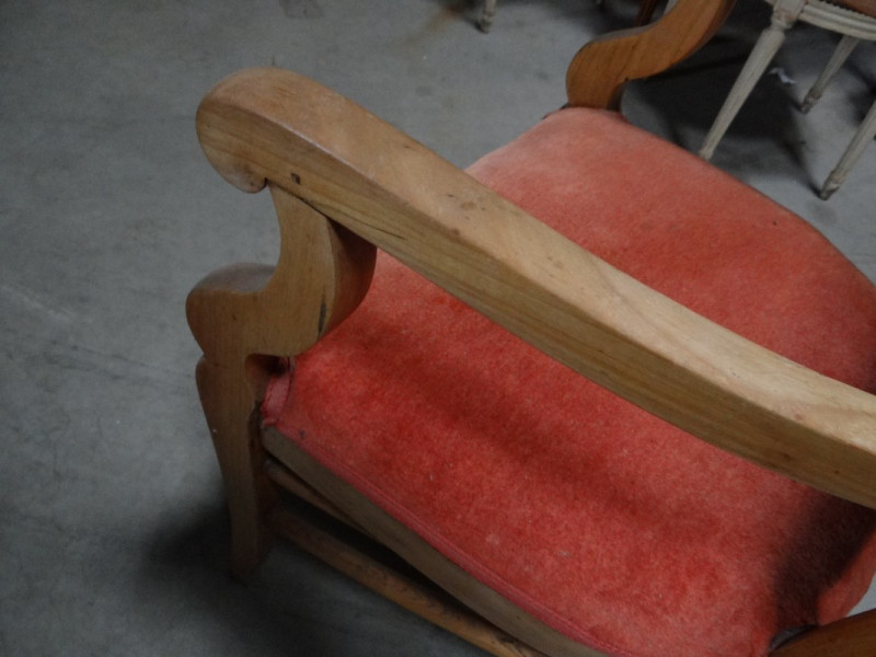 FAUTEUIL EN BOIS ET VELOURS ROUGE