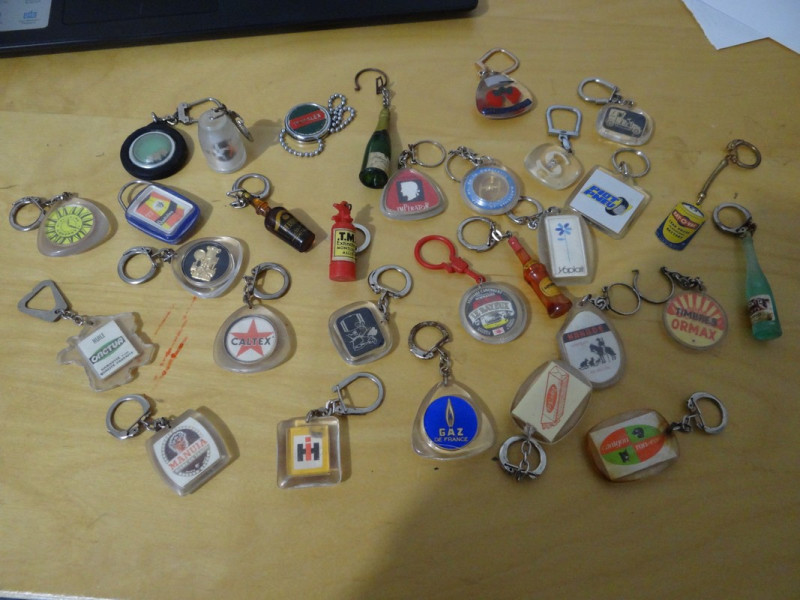 LOT DE 30 PORTE CLEFS PUBLICITAIRES ANCIENS