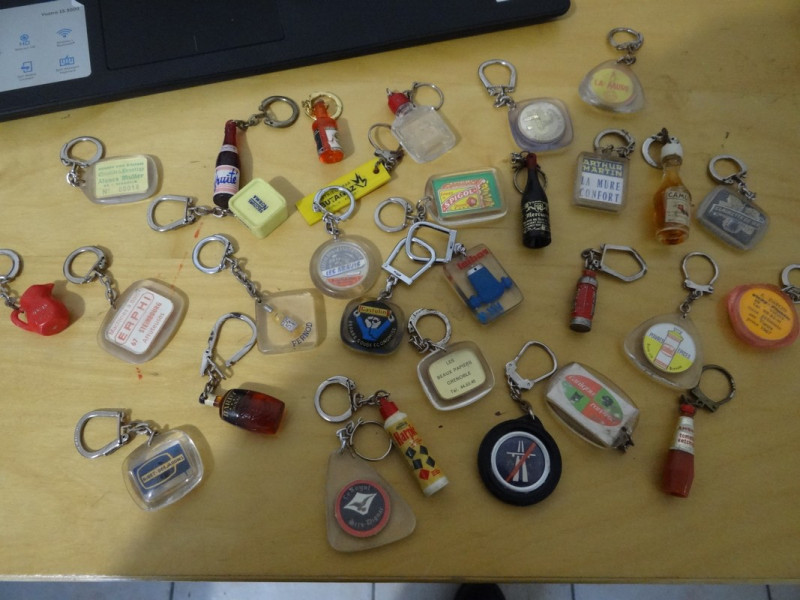 LOT DE 30 PORTE CLEFS PUBLICITAIRES ANCIENS