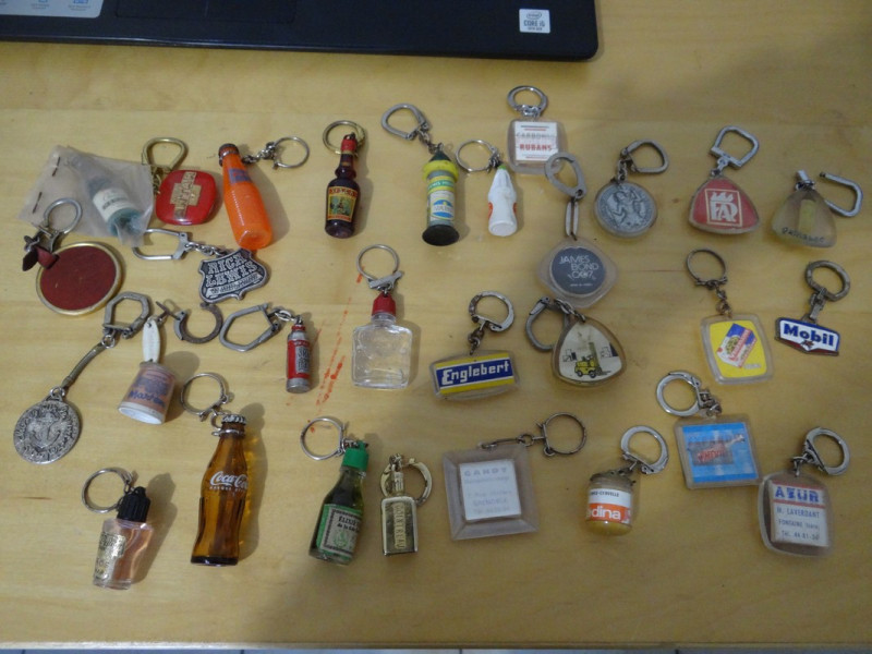 LOT DE 30 PORTE CLEFS PUBLICITAIRES ANCIENS