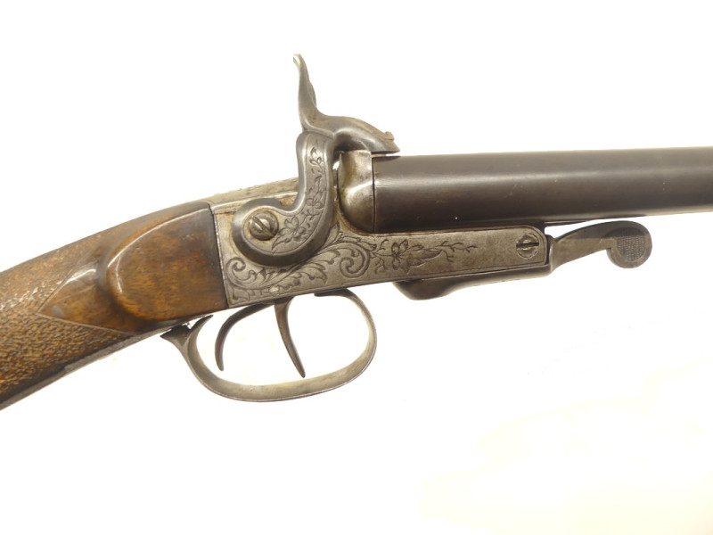 FUSIL DE CHASSE JUXTAPOSE A BROCHE DE DAME OU D’ENFANT.
