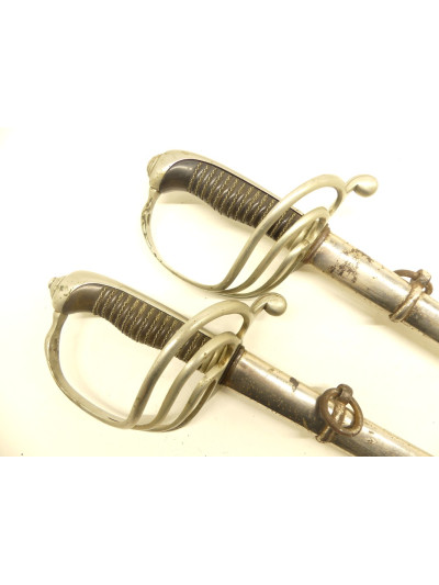 PAIRE DE SABRES D’OFFICIER...